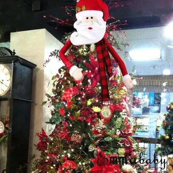 Jõulud Suur Snowman Christmas Tree Kodust Väljas Koos Sall, Müts, Mis Rippus Uus Aasta Õhtusöök Pool Kodu Jõulukaunistused