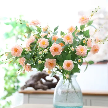 Kunstlik plastikust roosi õied valged pulmad kodu kaunistamiseks pikk kimp võltsitud lilled väljas aed decor seina taustaks
